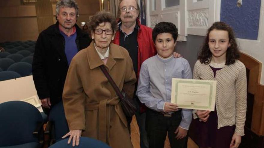 Carlos Rubiera, María Elvira Muñiz, Juan Cueto, Andrés Ribera y Marta Sánchez, tras la entrega del premio.