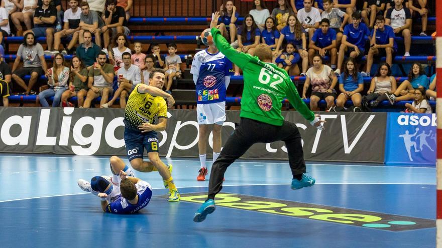 Imagen del último precedente entre el Balonmano Benidorm y el Bidasoa en la Liga Asobal.