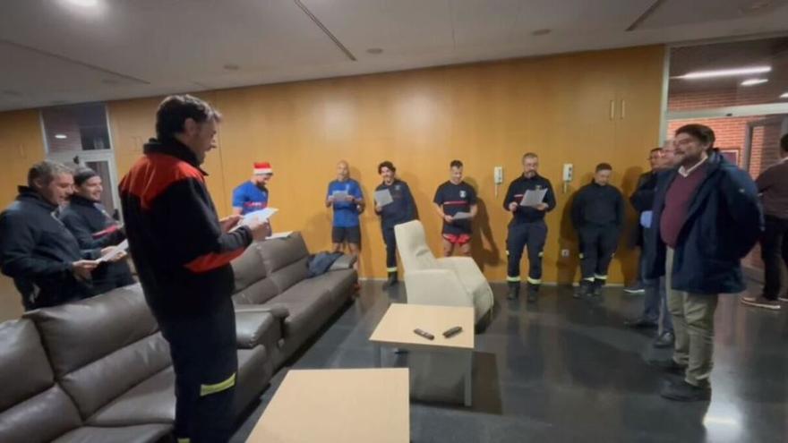 El regalo de los Bomberos de Alicante a Barcala: un villancico crítico por Nochebuena