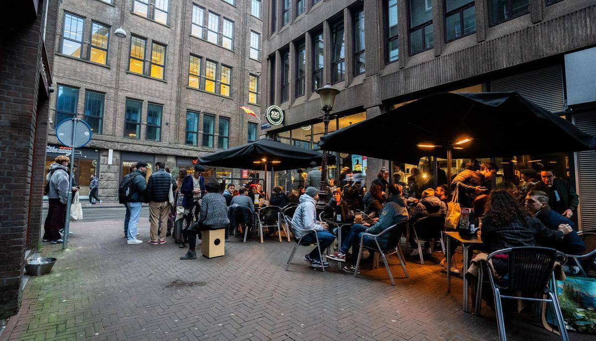 El nuevo local de 100 Montatidos “Sevilla tapas” está ubicado en la céntrica calle Amstelstraat 7 de Ámsterdam.