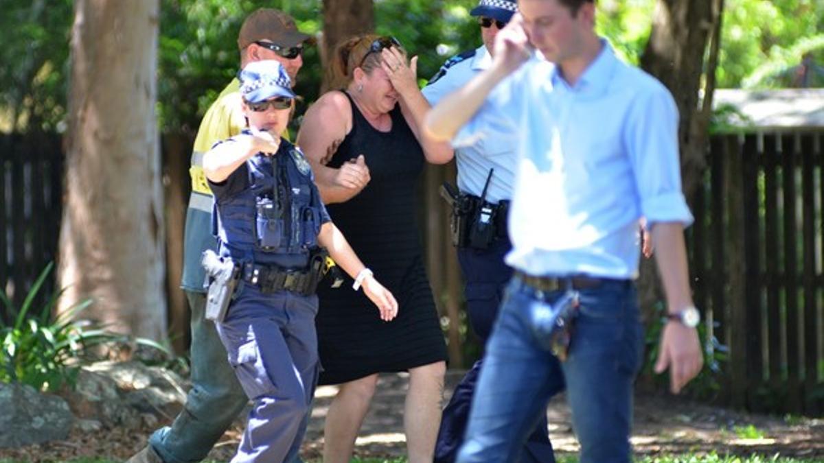 La policía atiende a una mujer en el lugar de los hechos, en la localidad de Cairns, en el noreste del Australia.