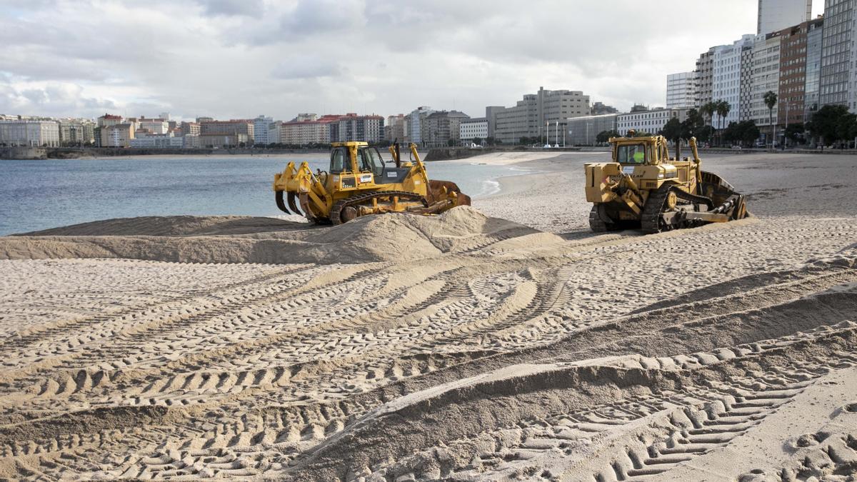 Trabajos para levantar en Riazor la duna de protección frente a temporales.