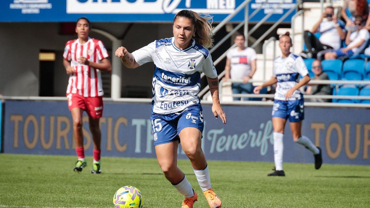 Claudia Iglesias, en el partido Costa Adeje-Atlético.
