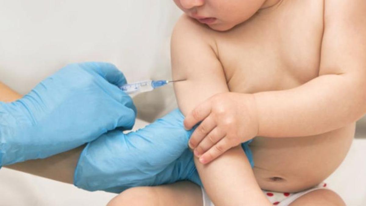 Un bebé recibiendo una vacuna