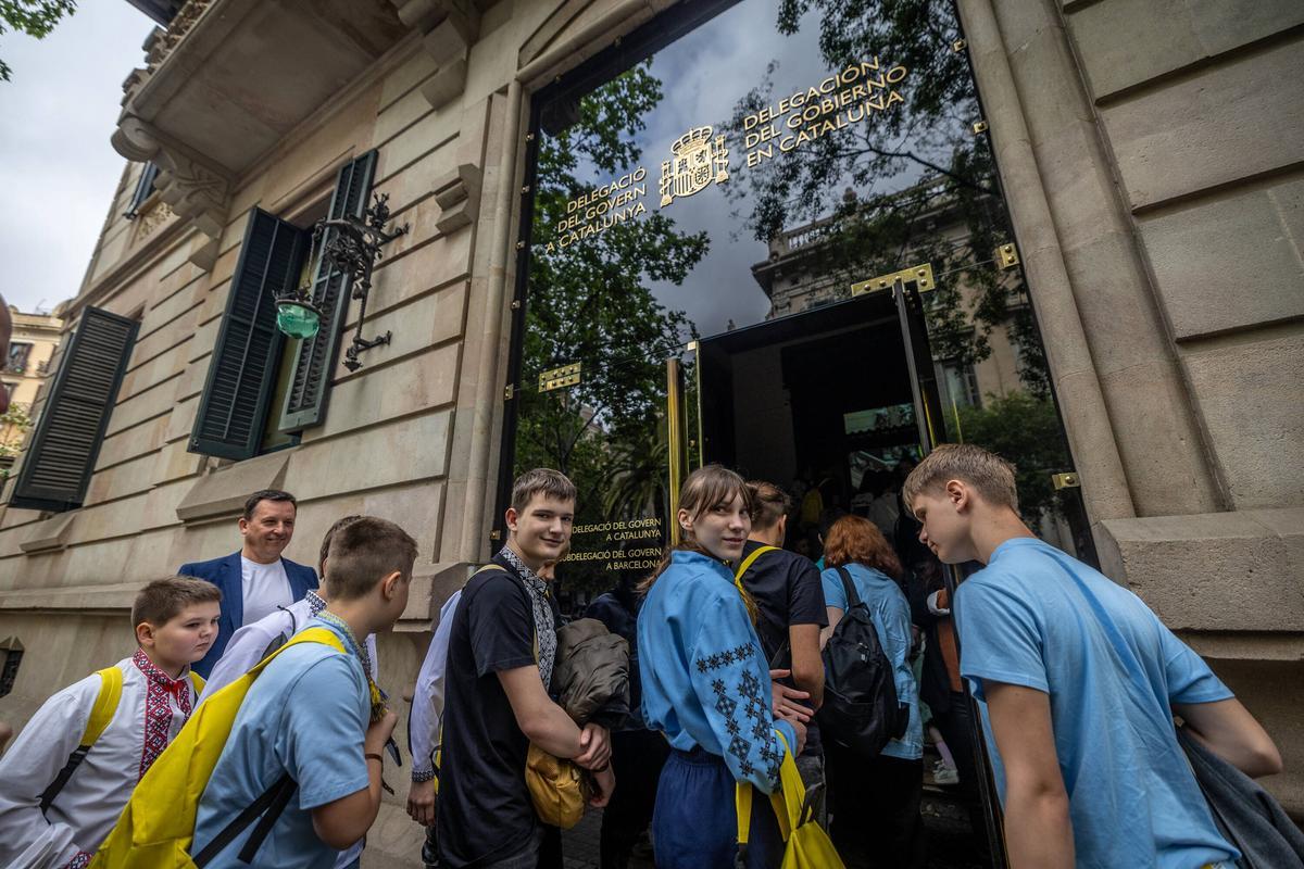 Un grupo de adolescentes ucranianos entran en el edificio de la delegación del Gobierno en Barcelona, este martes.