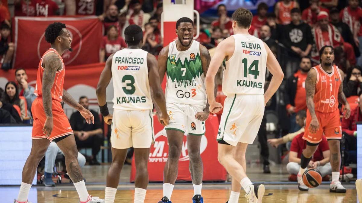 Moses Wright, junto a Sylvain Francisco y Dustin Sleva