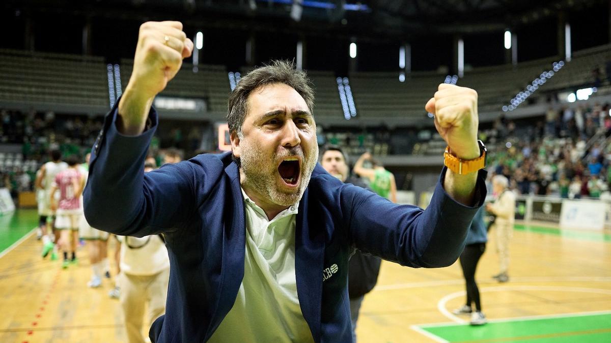 Gonzalo Rodríguez celebra el ascenso a la Primera FEB.