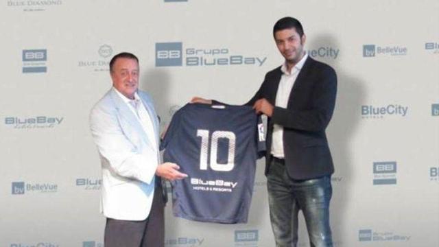 Imagen de presentación del patrocinio de BlueBay en las camisetas de 2013