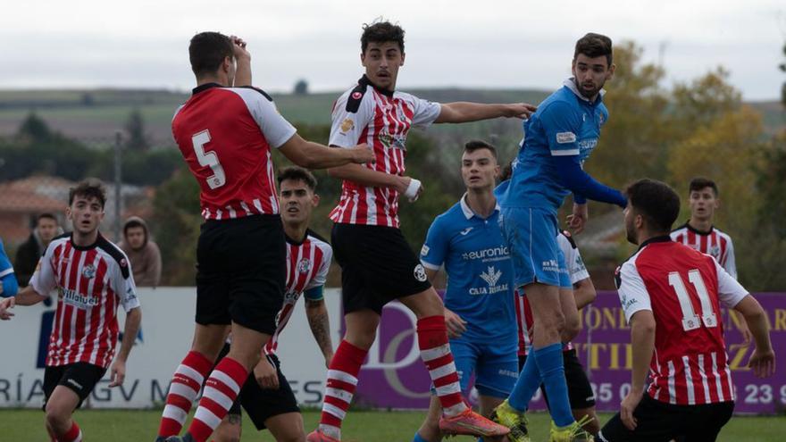 La defensa del Zamora CF cabecea un balón en un partido anterior. | J. L. F.