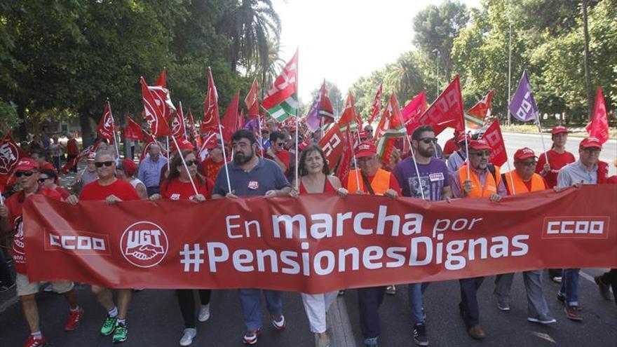 La marcha por las pensiones reúne a un millar de personas