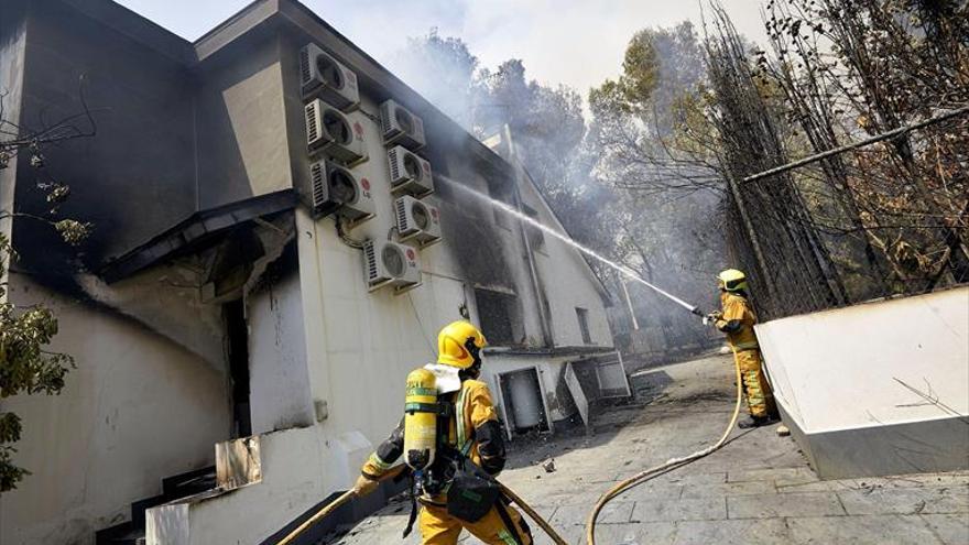 El incendio de Llutxent alcanza 50 casas empujado por el viento