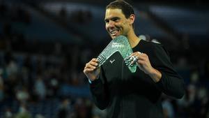 Nadal posando con el trofeo de campeón en Melbourne