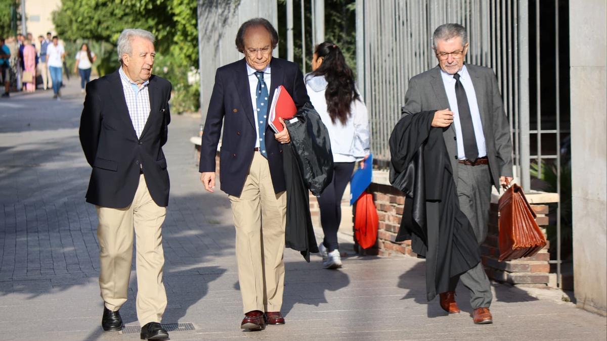 Llegada a los juzgados este lunes de Antonio Cerdá (izq.), imputado en el caso "Novo Carthago"