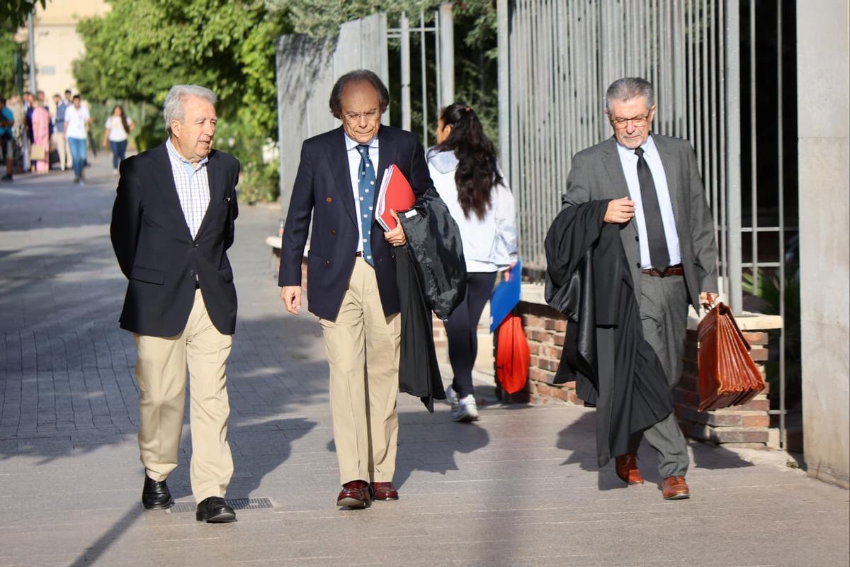 Llegada a los juzgados este lunes de Antonio Cerdá (izq.), imputado en el caso "Novo Carthago"