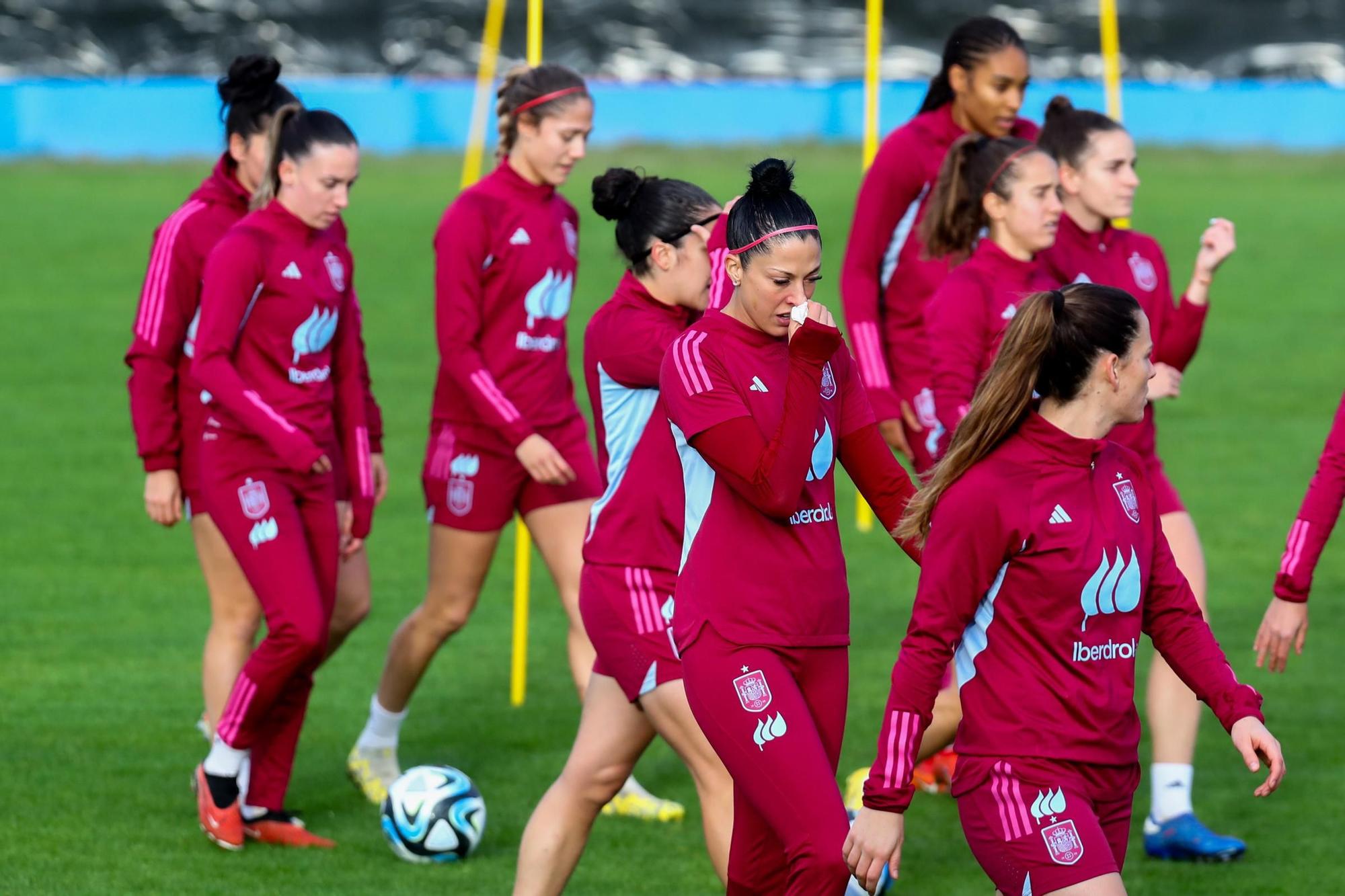 Las imágenes del histórico entrenamiento de la selección española femenina en Burgáns