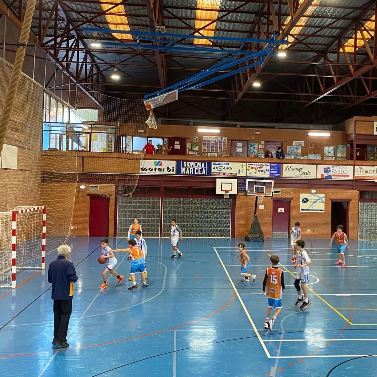 Un momento del partido entre el alevín contra el colegio Inmaculada de Gijón.