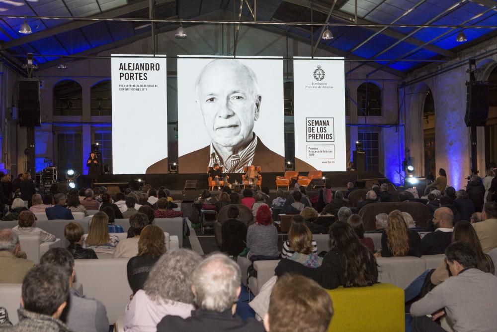 Premios Princesa de Asturias: Alejandro Portes visita la exposición fotográfica "Integrantes" en La Vega