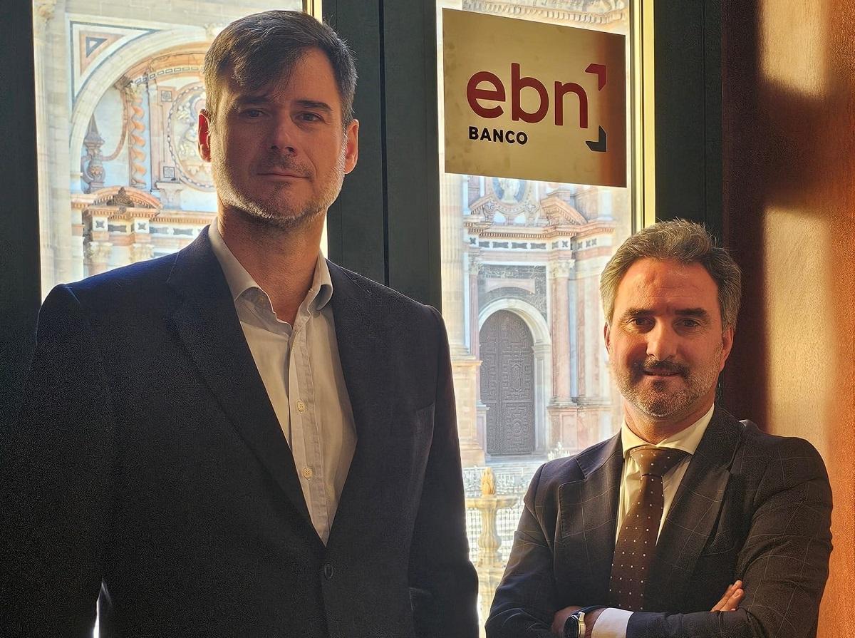 Manuel Puente y Juan Serrano, de EBN Banco, en la oficina de Málaga,que ultima su apertura.