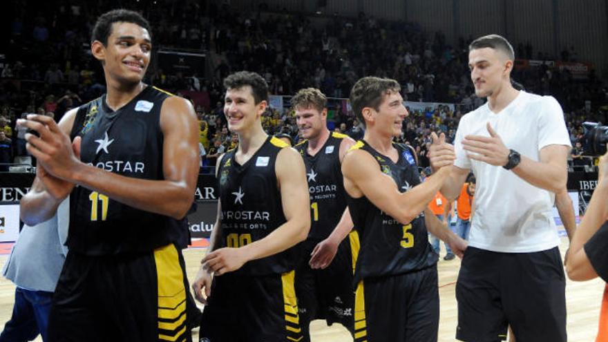 Sebas Saiz, Rodrigo San Miguel, Lucca Staiger, Nico Richotti y Tomasz Gielo, al término de un partido.