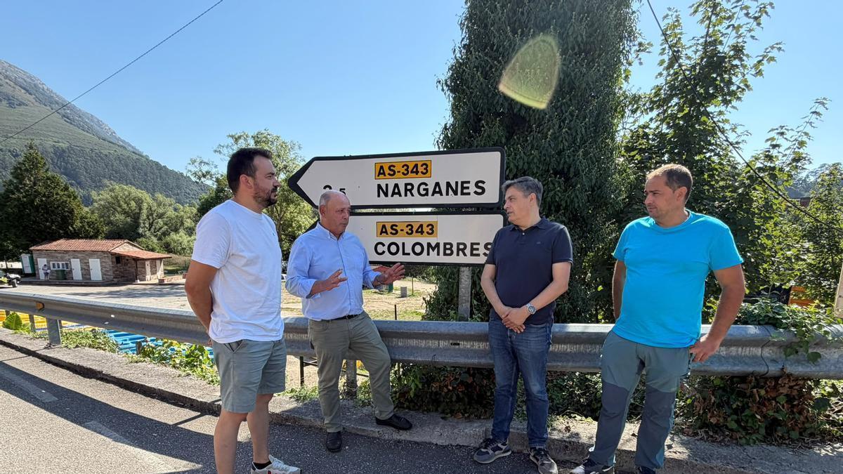 En el centro a la izquierda José Manuel Fernández ‘Chami’ y a la derecha Pedro de Rueda en la AS-343 en Siejo.