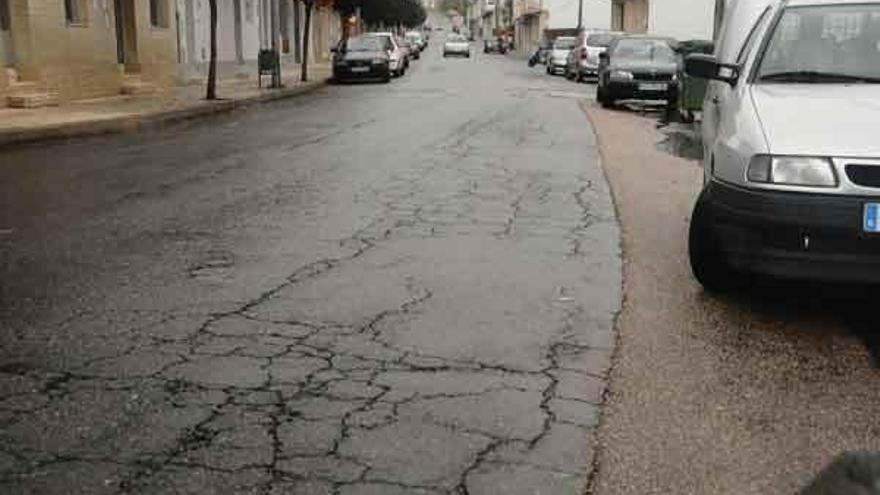 La reurbanización de la calle Ramón Bares se realizará en base a un convenio.