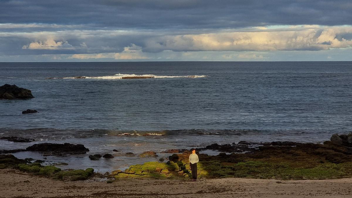 Tiempo en Canarias: nubes y ligera bajada de temperaturas. En la imagen, primeros rayos de sol en la playa de Las Canteras 23 de noviembre de 2022.