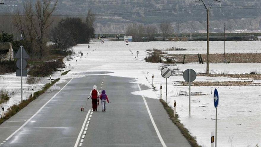 El desbordamiento del río Ebro corta la carretera N-113 en Castejón