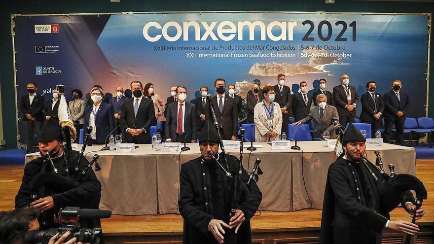 En la mesa y desde la izquierda: Rosa Quintana, Juan Carlos Escotet, Abel Caballero, Alberto Núñez Feijóo, Alicia Villauriz y José Luis Freire, durante la inauguración de Conxemar 2021. Detrás, miembros de la junta directiva de la asociación. | RICARDO GROBAS