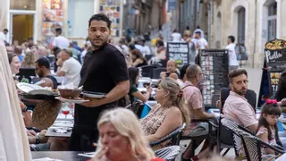 Trabajar en verano: los jóvenes de Alicante se quedan sin vacaciones