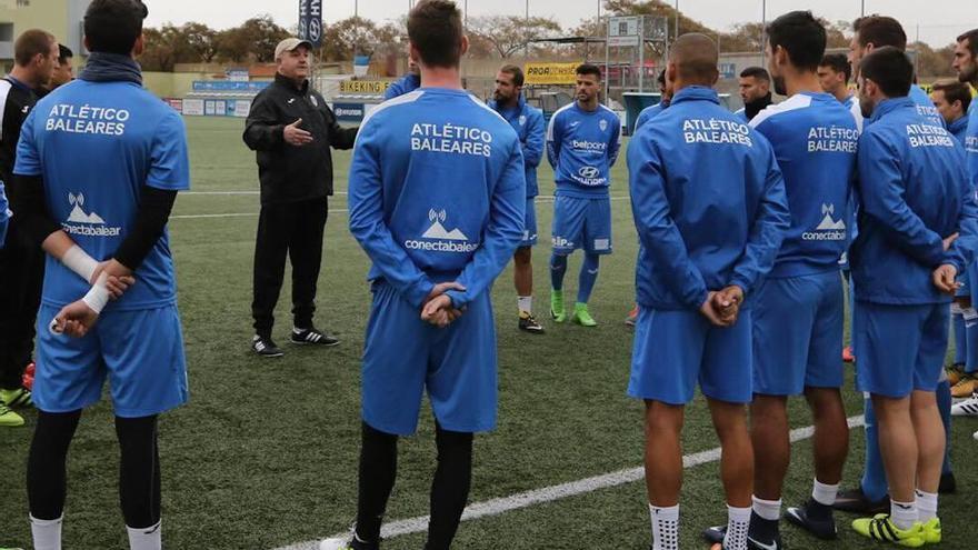 Mandiola conversa ayer con sus jugadores en el entrenamiento realizado en Son Malferit.