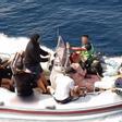 La patera dirigida el patrón navega en las costas murcianas cargada con 11 pasajeros