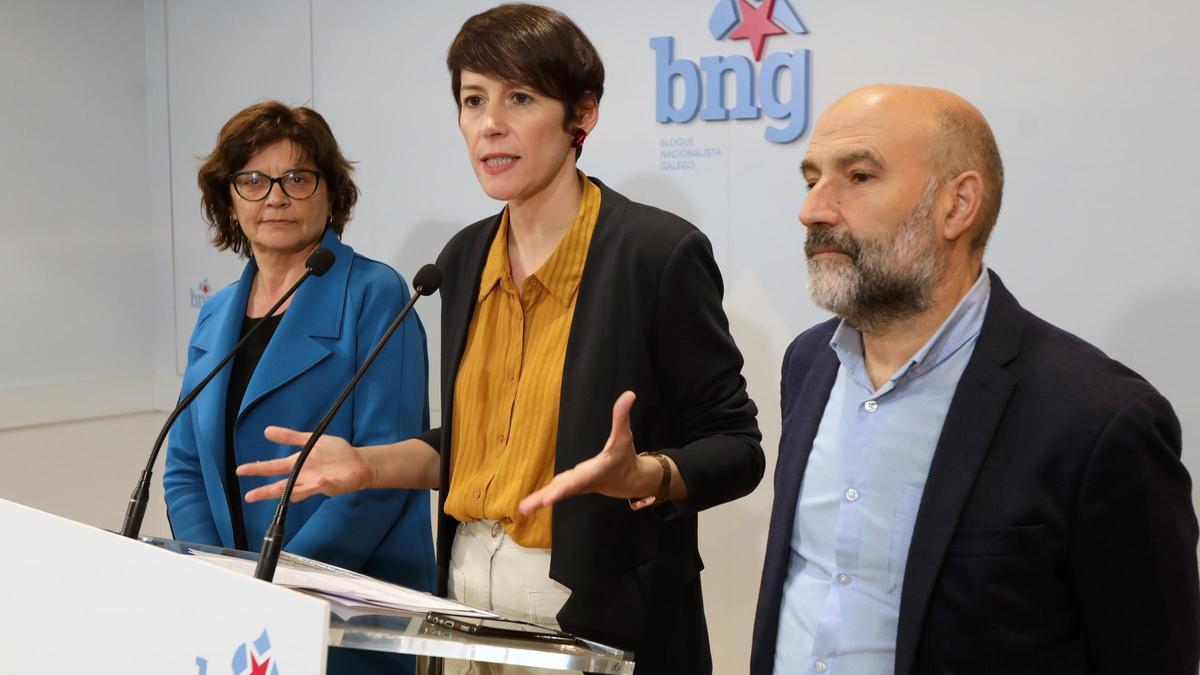 La portavoz nacional del BNG, Ana Pontón (c), acompañada por el diputado en las Cortes Néstor Rego y la senadora Carme Da Silva.