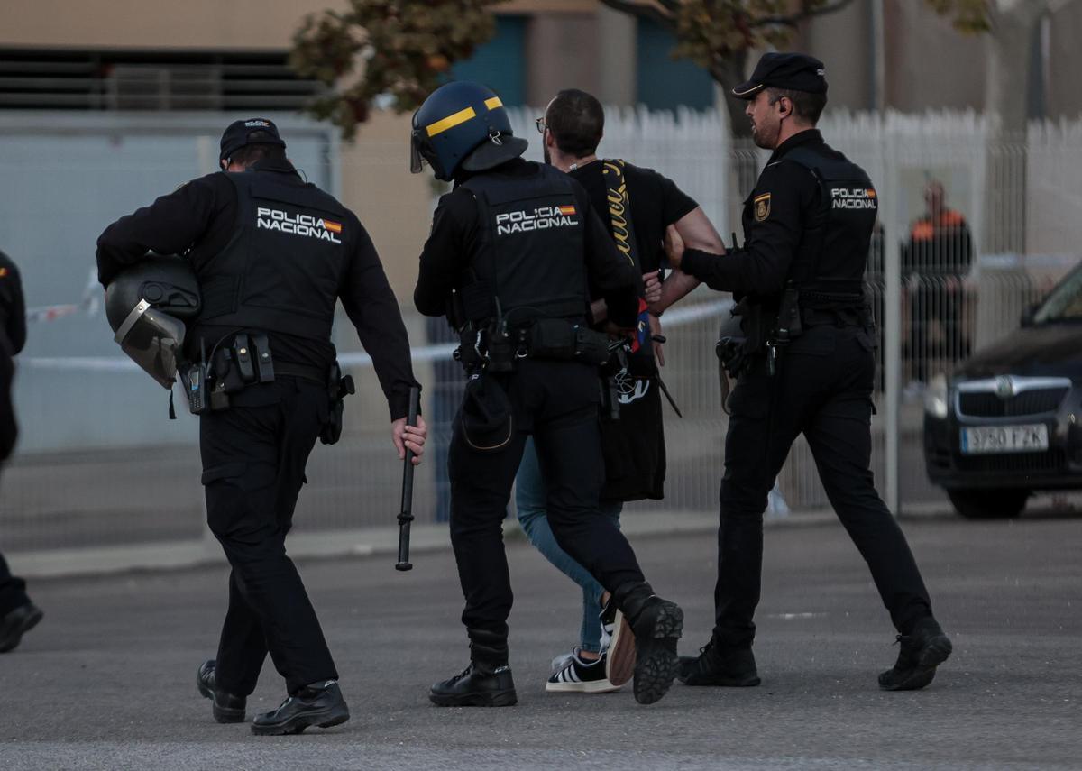 La Policía Nacional se lleva a un seguidor del Eldense antes del derbi de la primera vuelta.