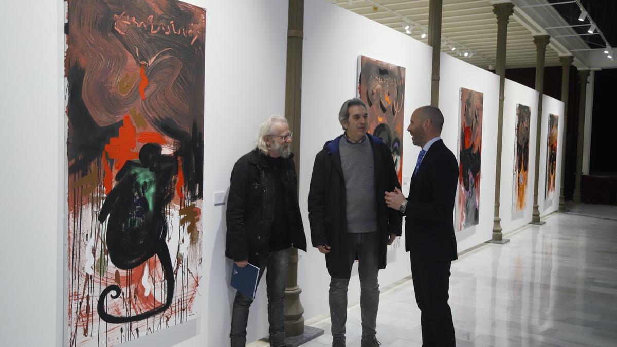 Jacinto Lara y Pepe Puntas charlan con el delegado Eduardo Lucena en la presentación de la exposición en el Cómico
