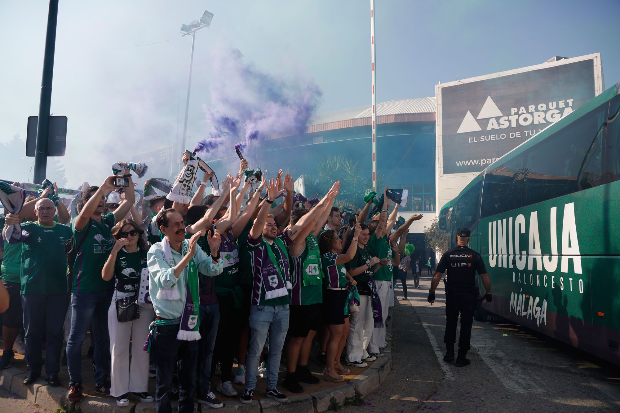 El recibimiento al Unicaja para la Final Four de la BCL, en imágenes