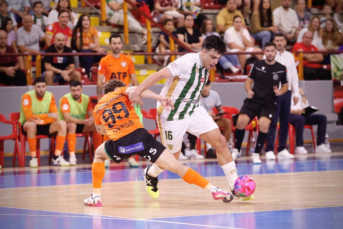 Nicolás intenta superar a un rival del Ribera Navarra.