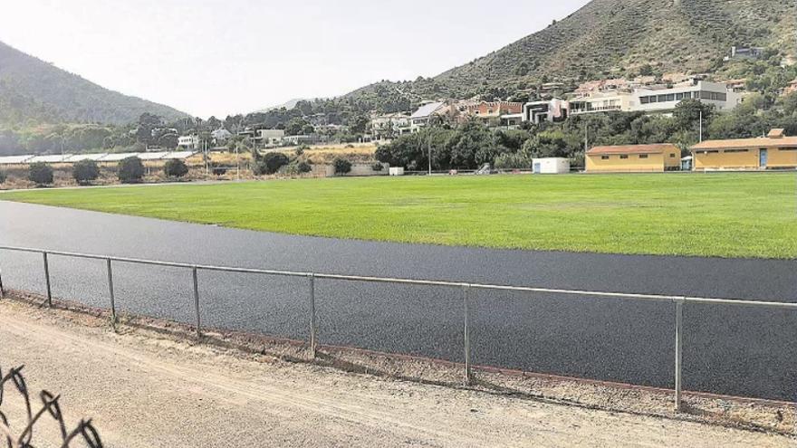 Hasta el momento se han instalado las capas de material previas a la colocación del tartán de la pista de atletismo.