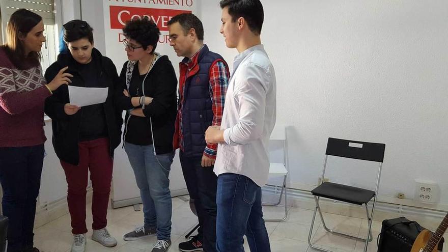 Representantes de colectivos juveniles conversan con el alcalde, Iván Fernández, y el edil de Juventud, Jorge Suárez, ayer, en el interior de la Casa de la Juventud.