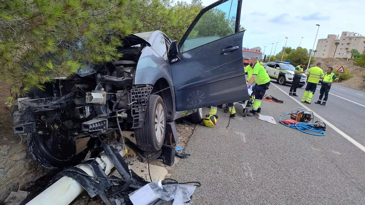 Otro accidente en la variante de la N-332 en Torrevieja: espectacular rescate de los bomberos de cuatro heridos