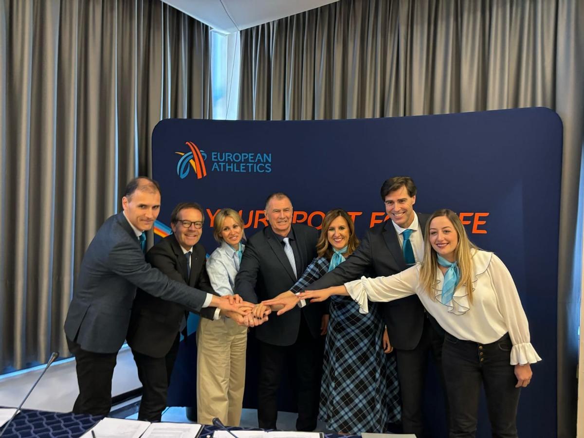 Una imagen de la delegación valenciana en Roma con; (de izq. a der.) Luis Cervera, Paula Añó, María José Catalá, Raúl Chapado y Rocío GIl