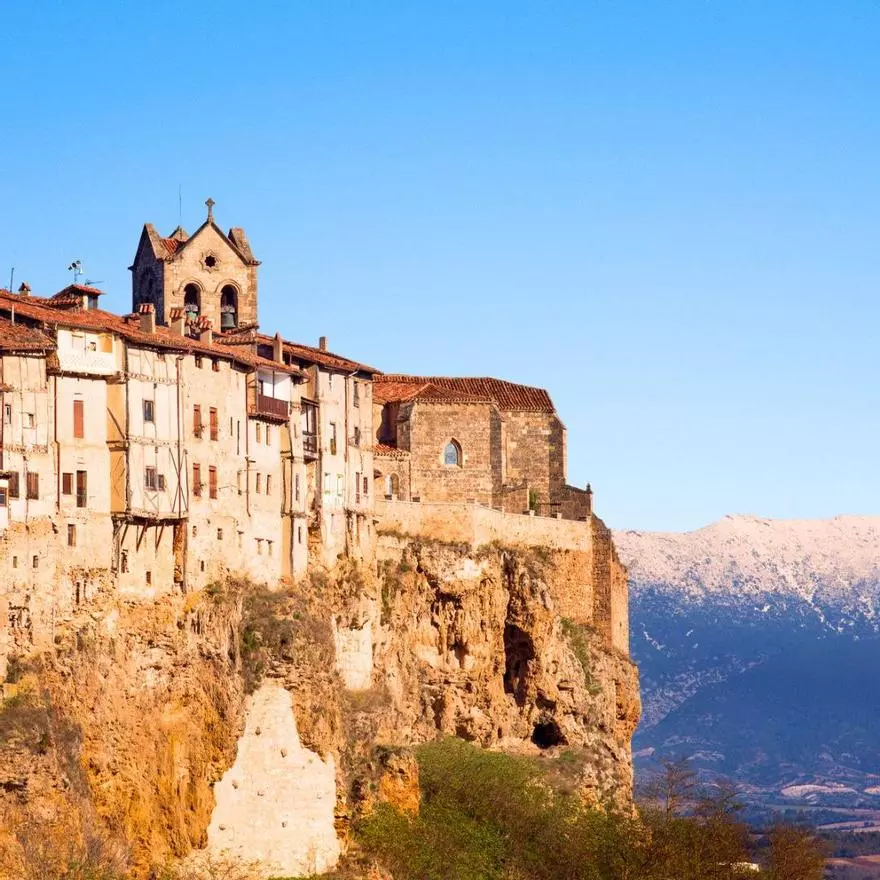 La ciudad más pequeña de España tiene casas colgadas sobre la roca y un puente medieval sobre el Ebro