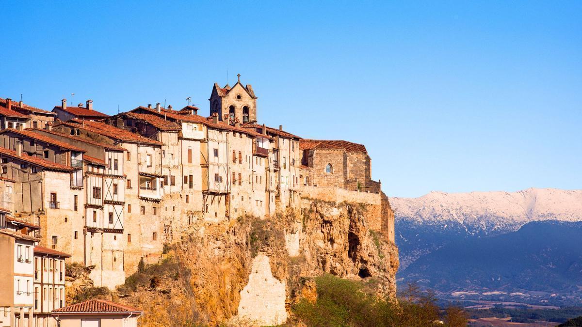 La ciudad burgalesa con casas colgadas sobre el vacío y un castillo medieval