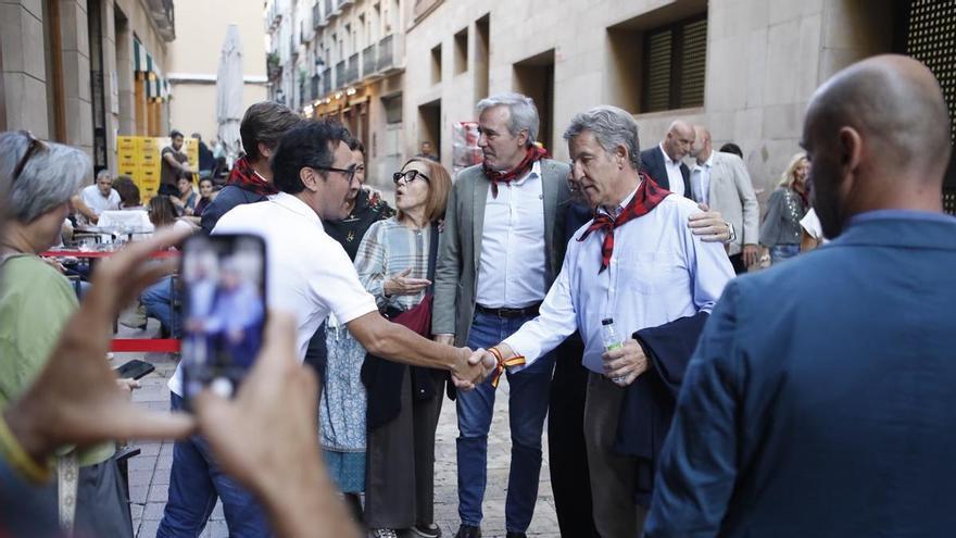 Chueca le regala una medida de la Virgen del Pilar de la bandera de España a Feijóo: "Está recién bendecida, te va a dar suerte y te va a proteger seguro"