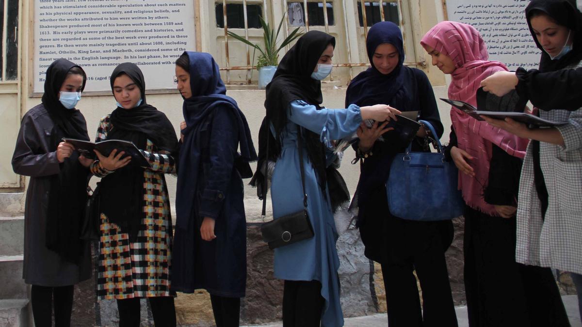 Niñas afganas asisten a una escuela para recibir clases de astronomía en Herat, Afganistán.