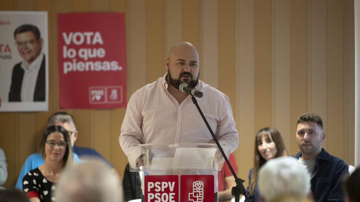 Salva Costa en un mitin electoral