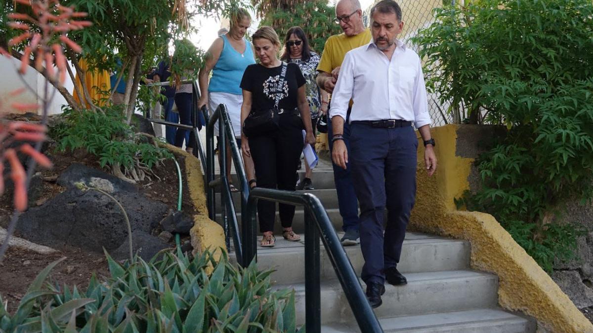 El alcalde José Manuel Bermúdez, en su paseo por el barrio de Los Lavaderos.