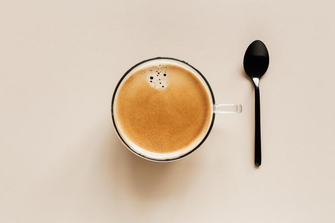 Disfrutar de un buen café con espuma