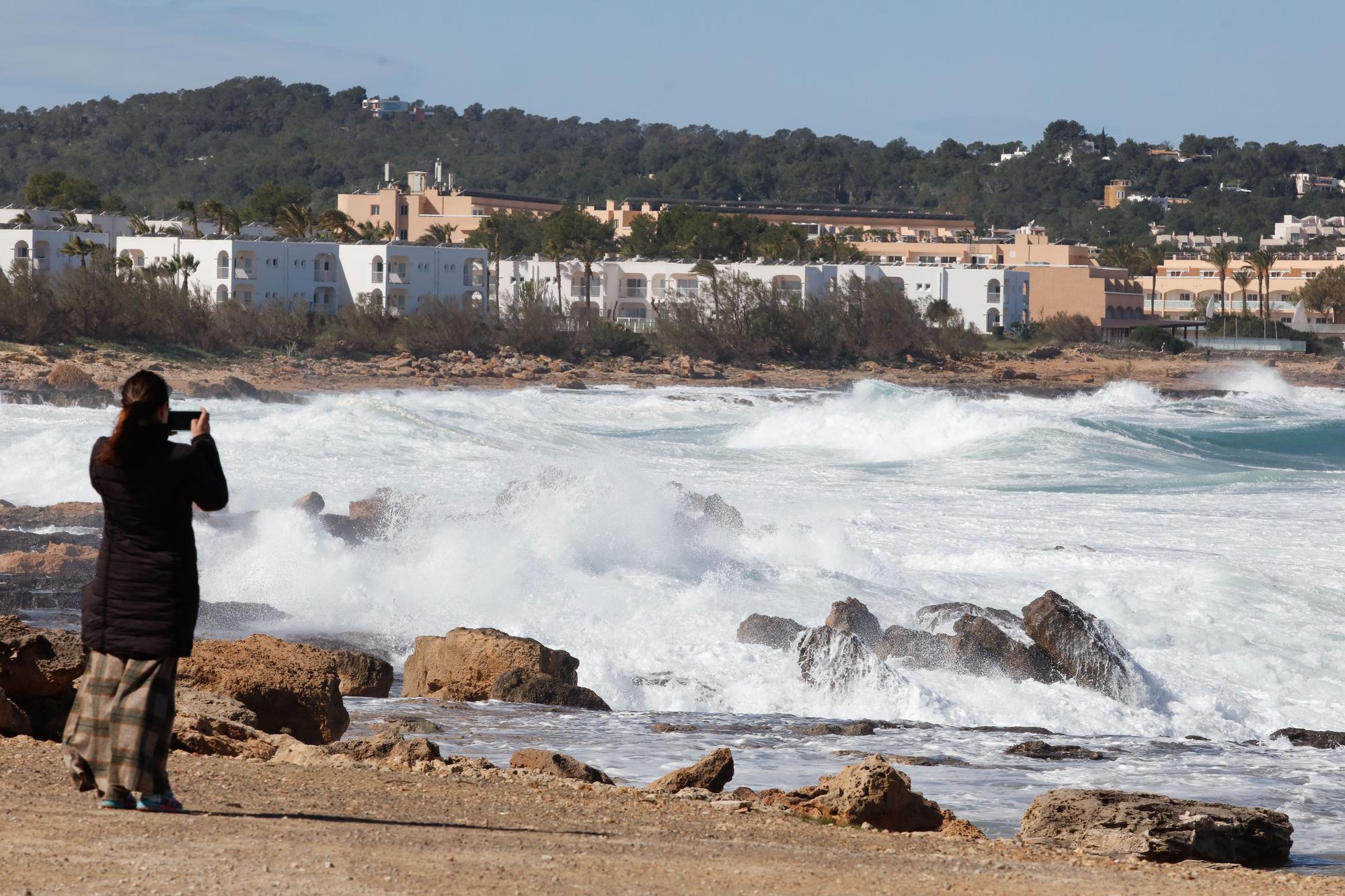 Las imágenes del temporal de viento y oleaje que azota Ibiza y Formentera