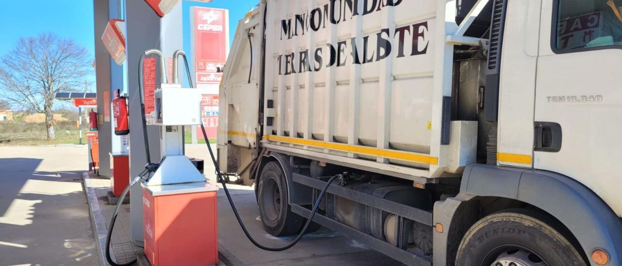 Un vehículo municipal reposta combustible. | Chany Sebastián