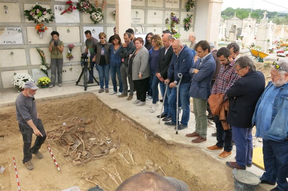 Armengol visita los trabajos de exhumación en la fosa común de Porreres